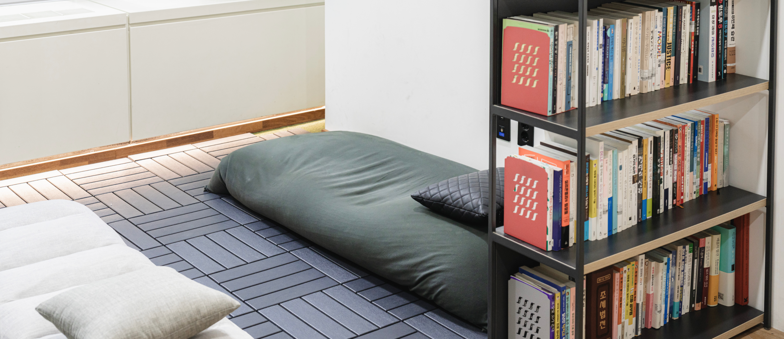 소음을 최소화하여 정적인 휴식에 집중할 수 있는 저소음 라운지