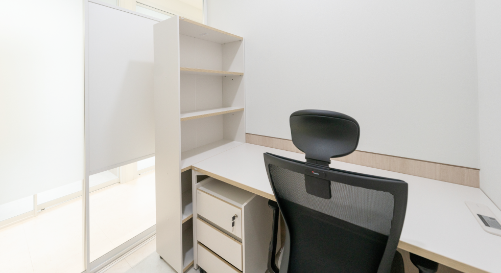 책장이 있는 컴퓨터 이미지